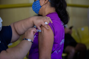 Leia mais sobre o artigo Público a partir de 18 anos começa a receber a vacina bivalente contra a Covid-19 em Manaus