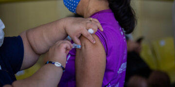 Público a partir de 18 anos começa a receber a vacina bivalente contra a Covid-19 em Manaus