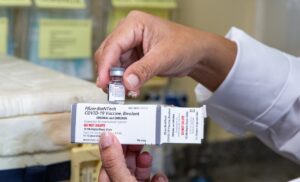 Leia mais sobre o artigo Prefeitura libera vacina bivalente contra a Covid-19 para pessoas com 18 anos ou mais a partir deste sábado