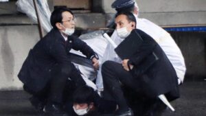 Leia mais sobre o artigo Primeiro-ministro do Japão é retirado às pressas de comício após barulho de explosão