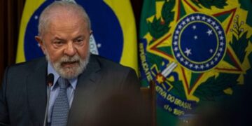 Lula viaja à China com comitiva de empresários, ministros e congressistas