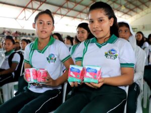 Leia mais sobre o artigo Novo Airão: Governo do Estado entrega cerca de 10 mil absorventes para alunas da rede pública de ensino nesta segunda-feira