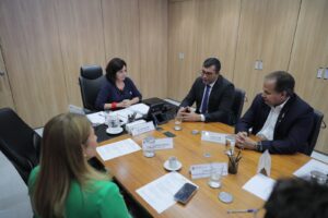 Leia mais sobre o artigo Em reunião com Wilson Lima, ministra da Saúde anuncia que campanha de vacinação contra Influenza 2024 será antecipada no Amazonas