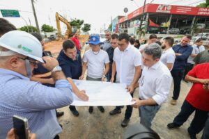 Leia mais sobre o artigo Governador Wilson Lima e prefeito David Almeida vistoriam obras do complexo viário na avenida das Torres
