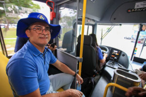 Leia mais sobre o artigo Prefeito entrega novos ônibus e frota renovada de veículos soma 272 em Manaus