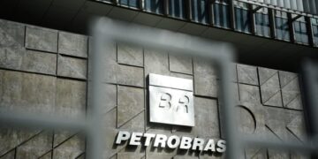 Petrobras reduz em R$ 0,13 o litro da gasolina