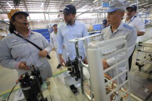 Leia mais sobre o artigo Em visita à fábrica do Polo Industrial de Manaus, Wilson Lima reafirma que reforma tributária precisa proteger a ZFM