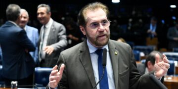 Plínio Valério pede que polícia federal faça auditagem de vídeo com declaração do Ministro Barroso em evento do UNE
