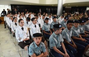 Leia mais sobre o artigo Governo oficializa fim das Escolas Cívico-Militares; MEC terá plano de transição