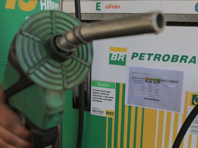 Você está visualizando atualmente Petrobras aumenta preço da gasolina em R$ 0,41 e do diesel em R$ 0,78
