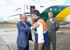 Leia mais sobre o artigo Alckmin desembarca no RS para visitar áreas afetadas por ciclone