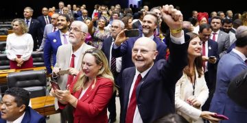 Base de Lula vai tentar flexibilizar meta de déficit zero de Haddad￼