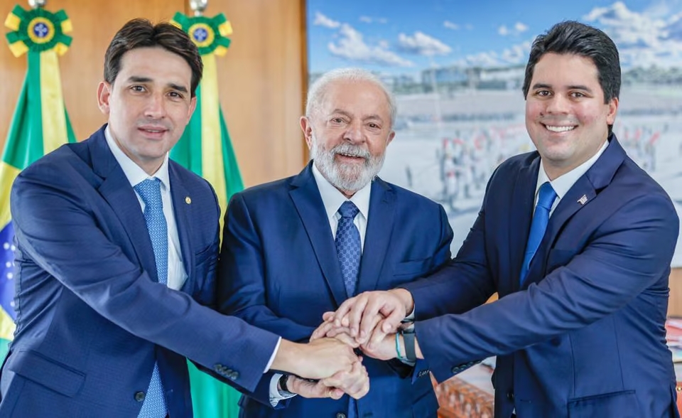 Você está visualizando atualmente Lula dá posse a novos ministros em cerimônia fechada no Planalto￼