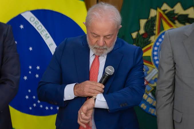 Você está visualizando atualmente Lula ficou com relógios de luxo e colar de ouro branco depois de encerrar primeiro mandato