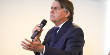 Bolsonaro diz que TSE é “de esquerda” e volta a contestar eleição