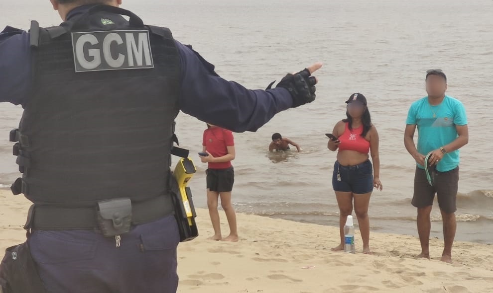 Você está visualizando atualmente Descumprindo interdição, grupo de banhistas é orientado a sair da praia da Ponta Negra na extrema vazante do rio