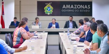 Governo do Amazonas garante recursos federais para controlar incêndios florestais e desmatamento até 2026