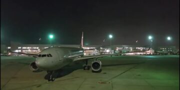 Último voo da primeira fase de resgate de brasileiros em Israel chega ao Brasil