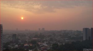 Leia mais sobre o artigo Fumaça e chuva podem atrapalhar observação do eclipse solar anular em Manaus, diz astrônomo