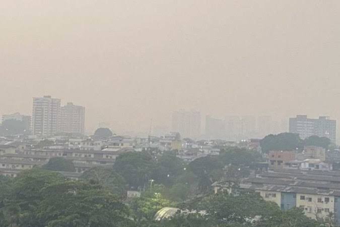 Você está visualizando atualmente Fumaça de queimadas volta encobrir Manaus e afetar qualidade do ar
