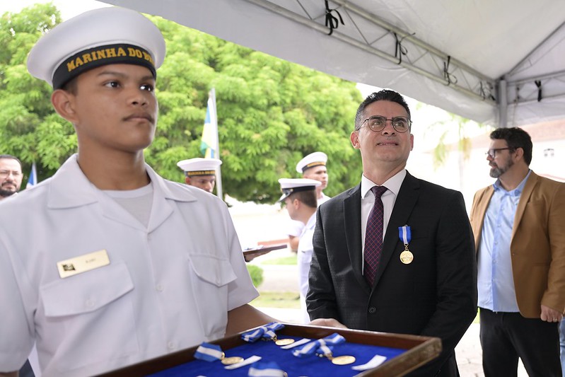Você está visualizando atualmente David Almeida recebe medalha ‘Amigo da Marinha’