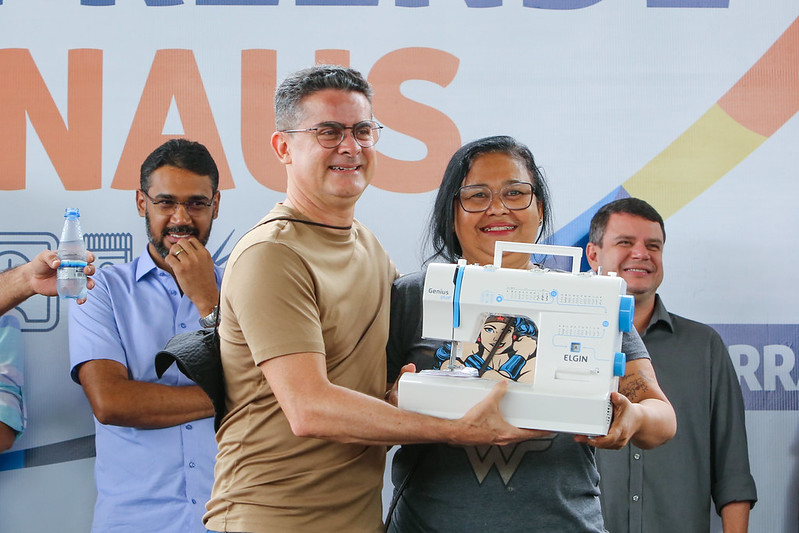 Você está visualizando atualmente Prefeito entrega itens da primeira fase do programa ‘Empreende Manaus’ beneficiando 782 empreendedores