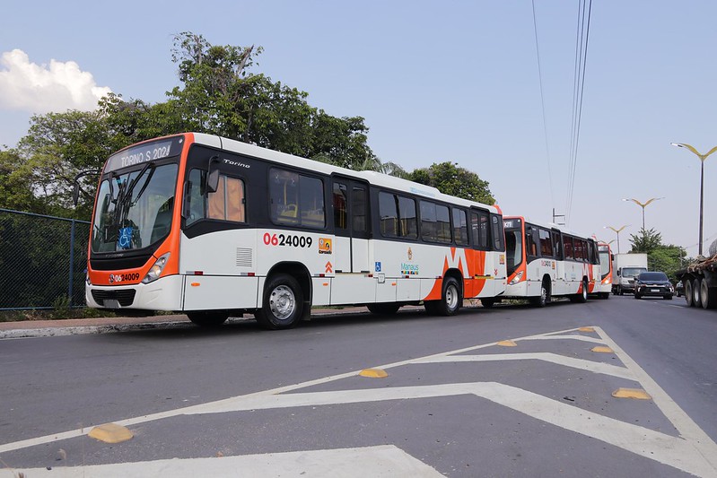 Você está visualizando atualmente Prefeito entrega novos ônibus e totaliza 315 veículos modernos na frota de Manaus