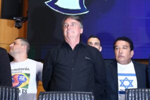 Leia mais sobre o artigo Bolsonaro critica “senadores que se elegeram de verde e amarelo, mas votam com o PT”