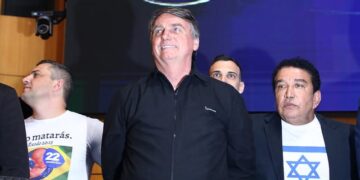 Bolsonaro critica “senadores que se elegeram de verde e amarelo, mas votam com o PT”