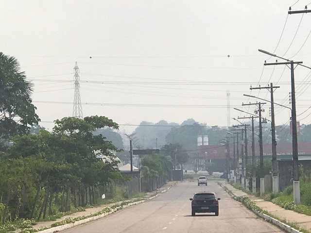 Você está visualizando atualmente Fumaça volta a encobrir Manaus neste sábado