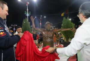Leia mais sobre o artigo Amazonino Mendes ganha estátua de bronze em praça de Eirunepé