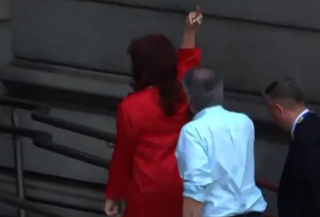 Você está visualizando atualmente Cristina Kirchner é xingada e mostra dedo do meio