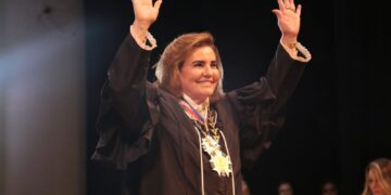 Controle pedagógico e reconhecimento marcam posse emocionante de conselheira Yara Lins dos Santos, nova presidente do TCE-AM