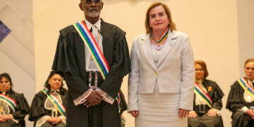 Presidente do TCE-AM é homenageada com medalha da Ordem do Mérito Judiciário