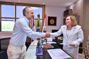 Leia mais sobre o artigo Presidente da Corte de Contas, conselheira Yara Amazônia Lins, dá posse a servidor aprovado no concurso público do Tribunal