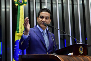 Leia mais sobre o artigo Sigla de Carlos Bolsonaro, Republicanos silencia sobre ação da PF e diz que vereador vai para o PL