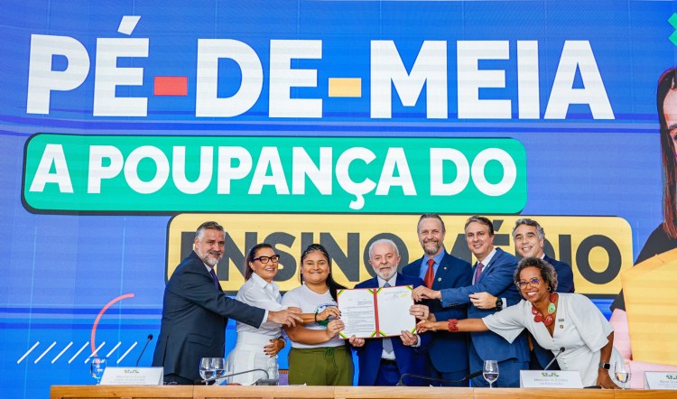Você está visualizando atualmente Em ano eleitoral, governo Lula lança ‘Pé-De-Meia’, programa destinado a pagar estudantes