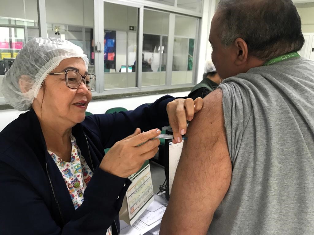 Você está visualizando atualmente Vacinação contra Covid-19 completa três anos e Saúde alerta para atualização do esquema vacinal do público contemplado