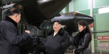 Coreia do Norte dispara mísseis próximo à Coreia do Sul