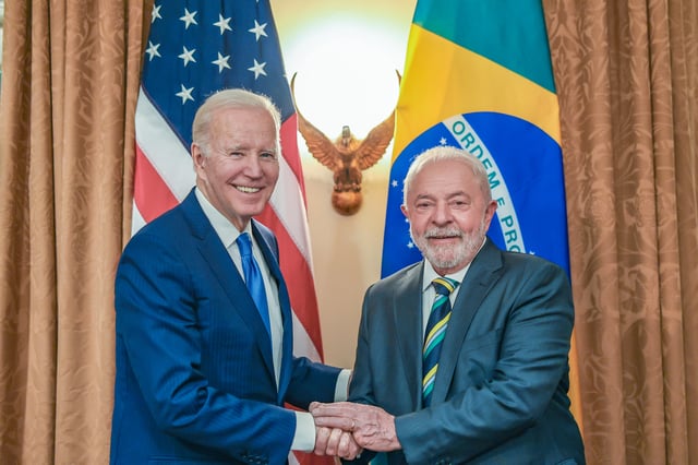 Você está visualizando atualmente Lula convida Joe Biden para visitar o Brasil