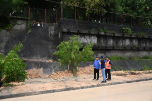 Leia mais sobre o artigo Prefeito inspeciona trabalho em trecho da avenida das Torres após queda de barranco