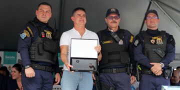 Guarda Municipal homenageia prefeito em reconhecimento à valorização da corporação