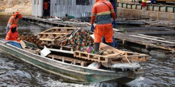 Em cumprimento à decisão judicial, seis flutuantes são retirados do Igarapé Tarumã-Açu