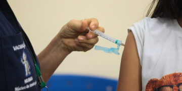Prefeitura oferta vacina contra dengue neste sábado em oito unidades