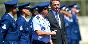 Ex-comandante do Exército ameaçou prender Bolsonaro, diz ex-FAB