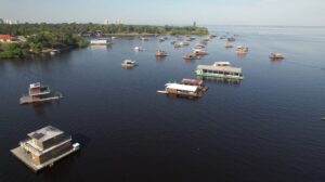 Leia mais sobre o artigo Prefeitura inicia retirada dos flutuantes do Tarumã-Açu, em Manaus